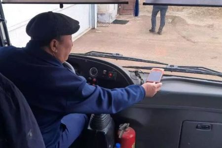 Енди жол ҳақыны пластик карта арқалы төлеўге болады: Нөкис қаласындағы жолаўшы тасыўшы автобусларға арнаўлы қурылмалар орнатылмақта