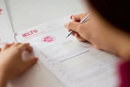 Магистратура ҳәм докторантураға кириў ушын шет тили сертификаты болыўы керек пе?