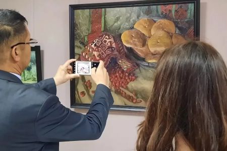 Қарақалпақстанлы художниктиң «Реңлер драматургиясы» атлы жеке көргизбесиниң ашылыўы болып өтти