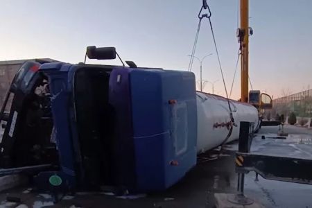 Нөкисте пропан газ тасыўшы жүк машинасы аўдарылып кетти
