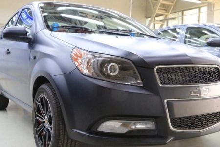 «UzAuto Motors» автомобильлерди гүңгирт қара реңге бояўды баслады