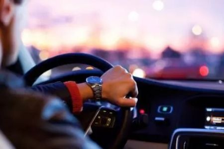 Транспорт қуралларын басқарыўға неше жастан руқсат етиледи?