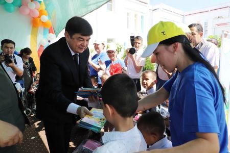 Балаларға байрам саўғалары тапсырылды