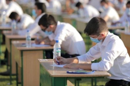 Абитуриентлердиң ярымынан көбиси өтиў балының ең минимум дәрежесин де топлай алмаған