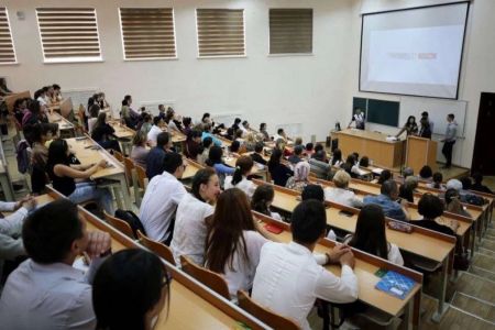 Өзлестириў көрсеткишине қарап студентлерге грантларды қайта бөлистириў тәртиби тастыйықланды