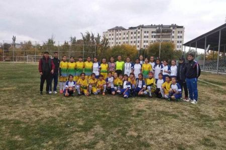 Бир чемпионаттан еки орын: «Әмиўдәрья» ҳәм «Хожа ели» қызлар футбол командалары Өзбекстан чемпионатының гүмис ҳәм бронза медальларын жеңип алды