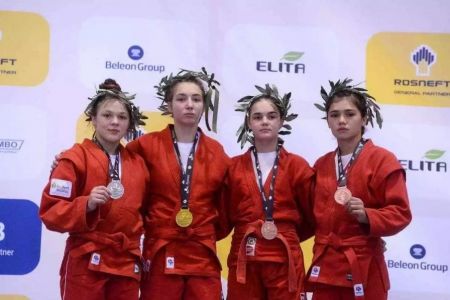 Қарақалпақстанлы самбошы қызлар жәҳән чемпионатында үш медальды қолға киргизди