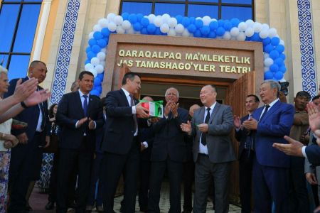 Жас тамашагөйлер театрының жаңа имараты пайдаланыўға тапсырылды. Театрға «Дамас» автомобили саўға етилди