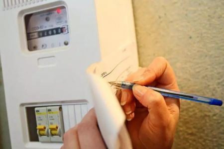 Электр энергиясы ҳәм тәбийий газ тутыныўында үскенелерди сатып алыў ким тәрепинен әмелге асырылады?