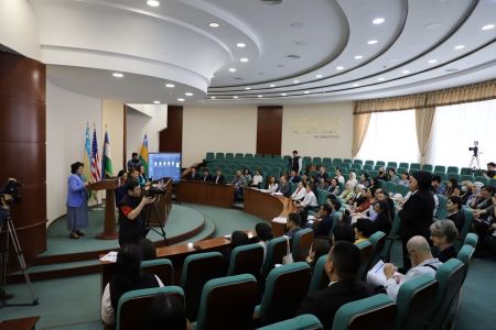 Инглис тилин оқытыў көнликпелерин раўажландырыў бойынша халықаралық конференция өз жумысын баслады
