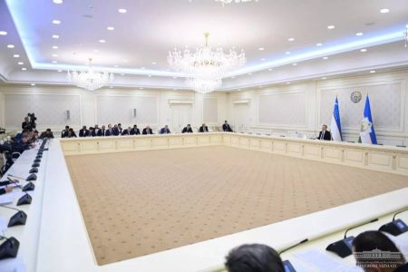 Президент Қарақалпақстан халық билимлендириў системасындағы машқалалар ҳәм үлги аларлық тәреплерди атап өтти