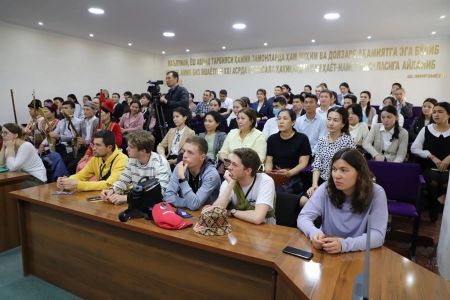 Франциялы профессор-оқытыўшылар ҳәм студентлер менен ушырасыў болып өтти