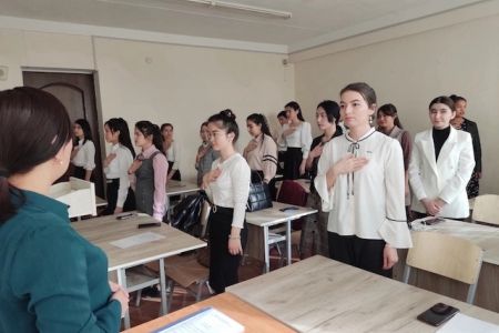 Жоқары оқыў орынларында сабақлар Қарақалпақстан Реcпубликасы гимни менен басланды