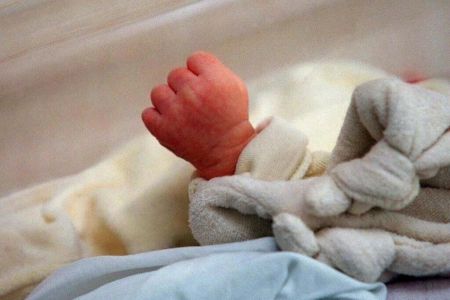 Нөкисте туўылған нәресте өз ўақтында медициналық жәрдем көрсетилмегенлиги ақыбетинде шетнеп қалды. Прокуратура жынаят иси ашты