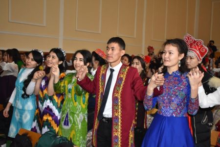 «Кеңпейил Өзбекстан – улыўма үйимиз» фестивалы: НМПИде ушырасыў ҳәм концерт бағдарламасы болып өтти (фоторепортаж)