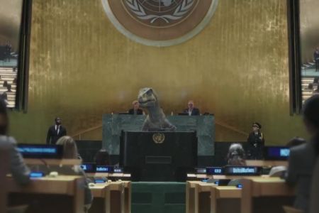 «Сизлер климатлық апатшылыққа қарай баратырсыз». Динозавр БМШ минберинен турып адамларға мүрәжат етти (видео)