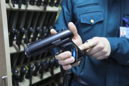 Билип қойғаныңыз жақсы: Ишки ислер уйымы хызметкери қандай жағдайларда электрошок қурылмаларын қолланыў ҳуқықына ийе?