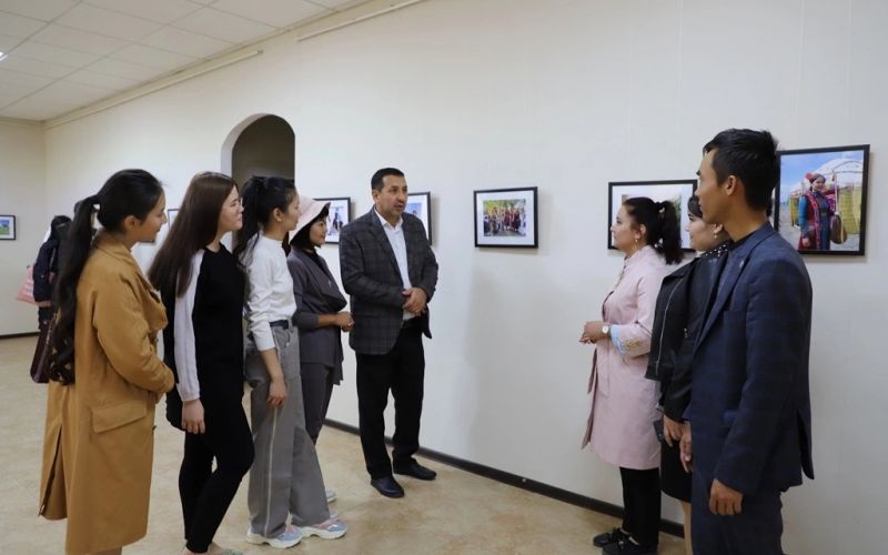 Фотожурналист Мақсет Ҳабибуллаевтиң Қарақалпақстан аўылларындағы ҳаял-қызлар турмысына арналған фотокөргизбеси ашылды (+фоторепортаж)