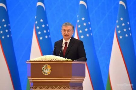 Президент парламентке Мүрәжатында журналистлер ҳәм блогерлерди қоллап-қуўатлайтуғынлығын билдирди