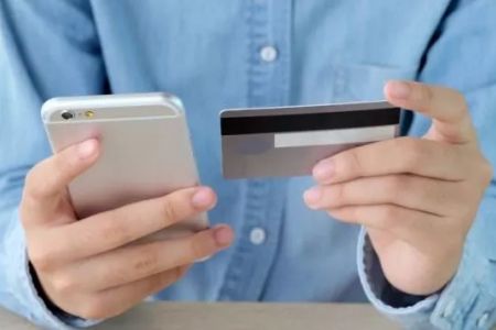 Смартфонның қасына банк картасын қойыў қәўипли ме? Қәнигелер не дейди?