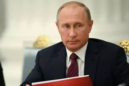 Путин өзиниң айлық ис ҳақын көбейтиў ҳаққындағы пәрманға қол қойды