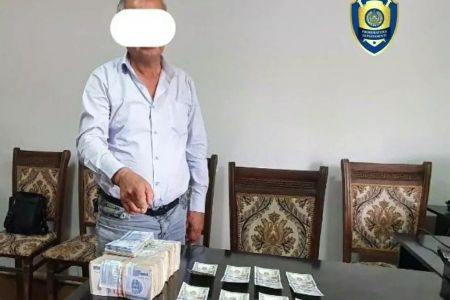 Транспорт басқарыў гүўалығын нызамға қайшы жол менен алып бармекши болған автомектеп хызметкери усланды