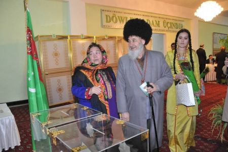Түркменстанда гезектен тыс президент сайлаўы болып өтеди