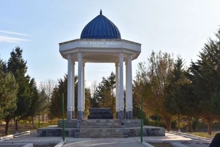 Әбиў Райхан Берунийдиң 1050 жыллығы кең түрде белгиленеди