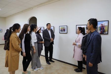Фотожурналист Мақсет Ҳабибуллаевтиң Қарақалпақстан аўылларындағы ҳаял-қызлар турмысына арналған фотокөргизбеси ашылды (+фоторепортаж)
