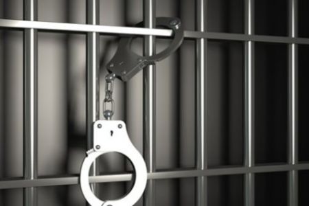 Қамақтағы адамларға жоқары мағлыўмат алыў мүмкиншилиги бериледи