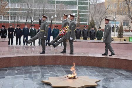 Нөкисте «Ҳәсиретли ана» естелигине гүл қойылды. Байрамға арналған әскерий сап тартып жүриў салтанаты болып өтти (фоторепортаж)