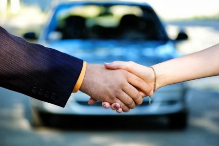 Автомобильди қысқа мүддетке ижараға бериў тәртиби тастыйықланды