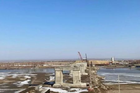 Хорезм ўәлаятын Қарақалпақстан менен байланыстыратуғын көпир қурылысының барысы ҳаққында мағлыўматлар берилди